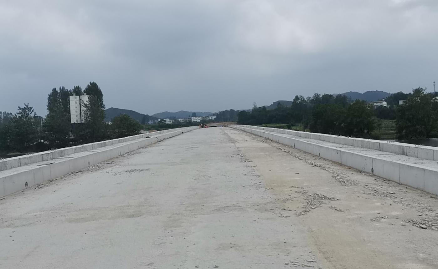 迎難而上?？⒐?鼓足干勁再出發(fā)——集團董事長孔德穩(wěn)對河川西橋工程進行檢查指導