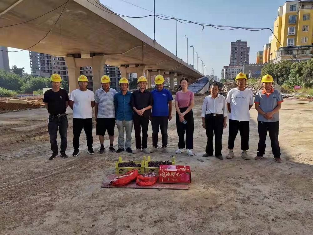 心系員工 情暖一線|永和建設(shè)集團領(lǐng)導(dǎo)班子中秋節(jié)走訪慰問一線員工