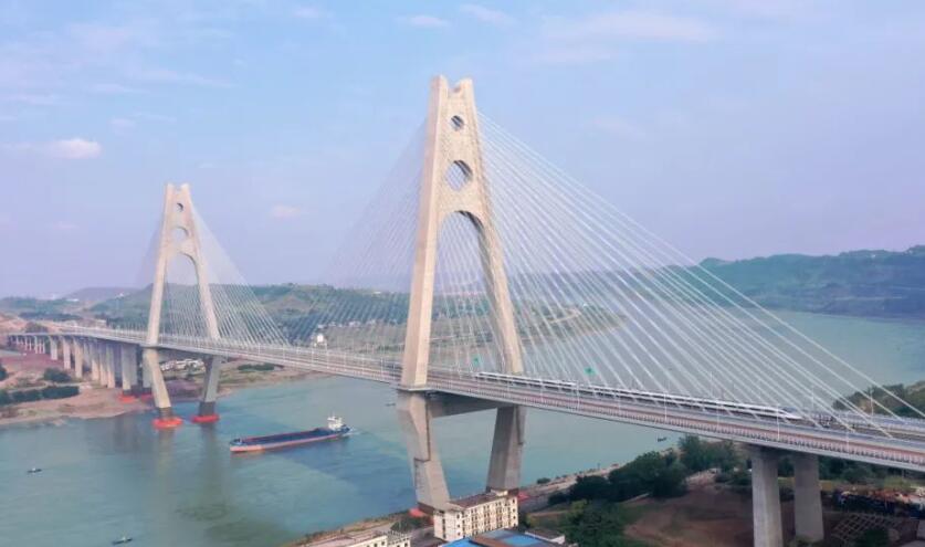 世界首座采用公路和高鐵同層!試驗(yàn)列車(chē)駛過(guò)臨港公鐵兩用長(zhǎng)江大橋