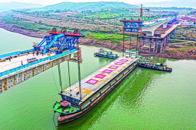 掛籃提升百米鋼箱梁 廣陽(yáng)灣大橋順利合龍