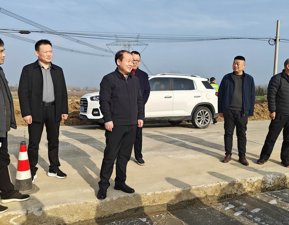 區(qū)長劉慶東視察S335肖王鎮(zhèn)至胡店鄉(xiāng)道路改建工程 督導(dǎo)民生交通項(xiàng)目高效推進(jìn)_副本